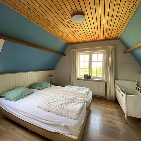 Comfortable Coastal Getaway Hippolytushoef