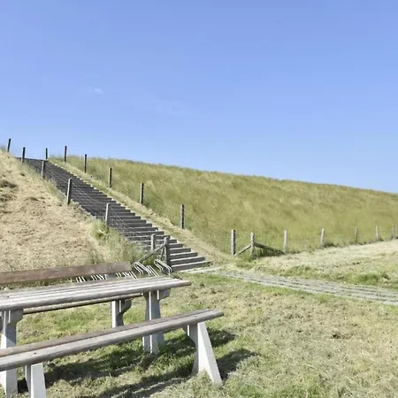 Comfortable Coastal Getaway * Hippolytushoef